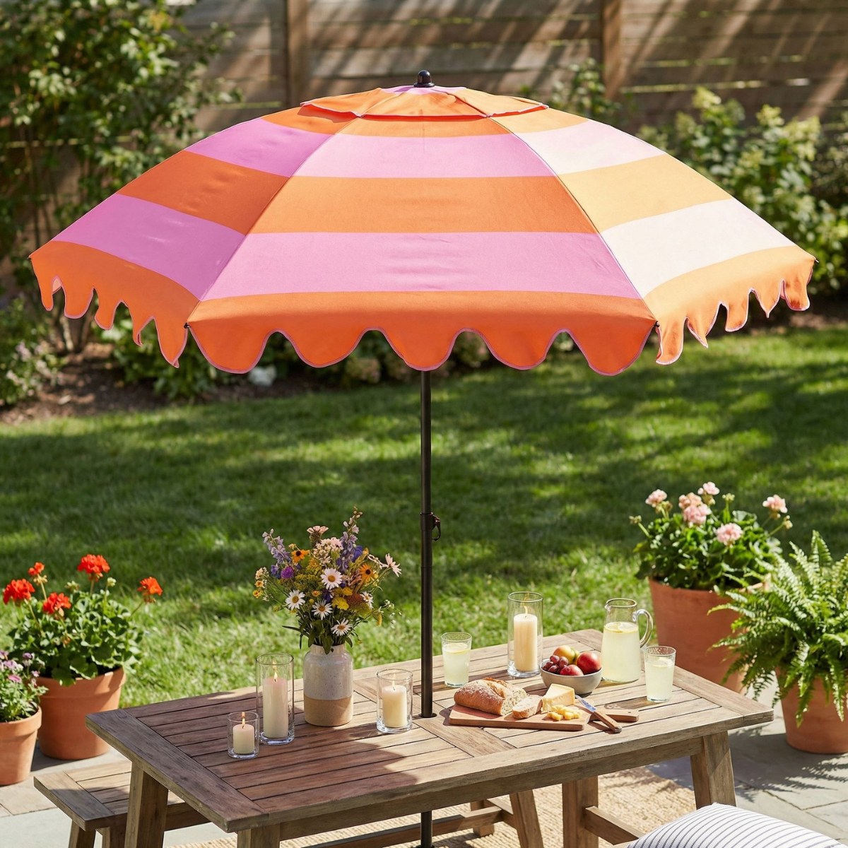 Oranje-roze gestreepte parasol met ruches Ø197 cm