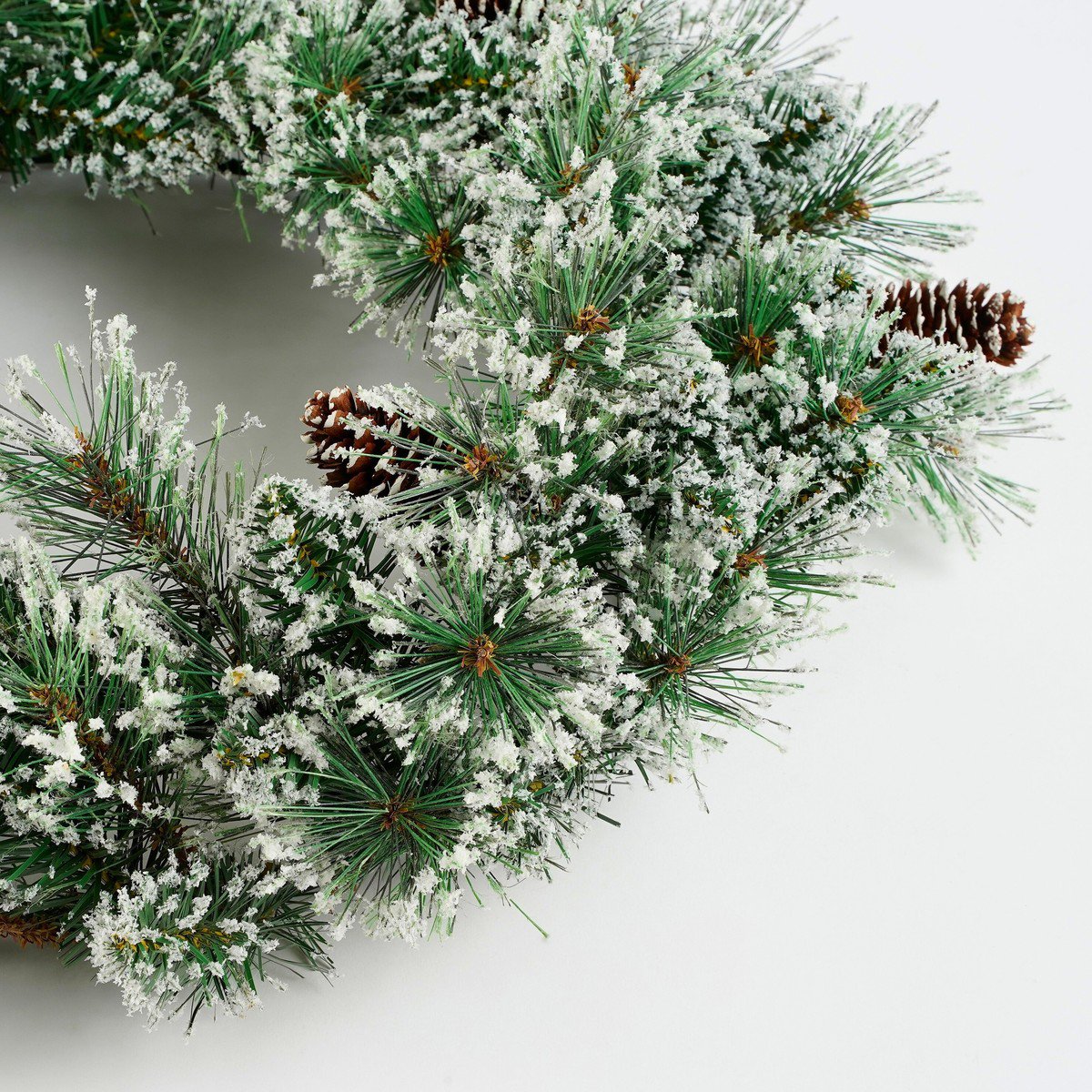 Vandans besneeuwde kerstkrans met dennenappels, Ø 60 cm