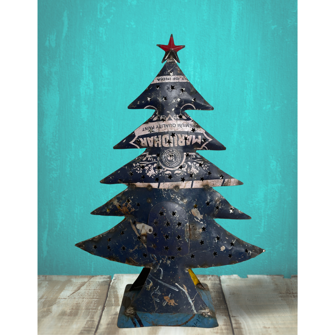 Upcycled metalen kerstboom blauw, 48 x 64 cm