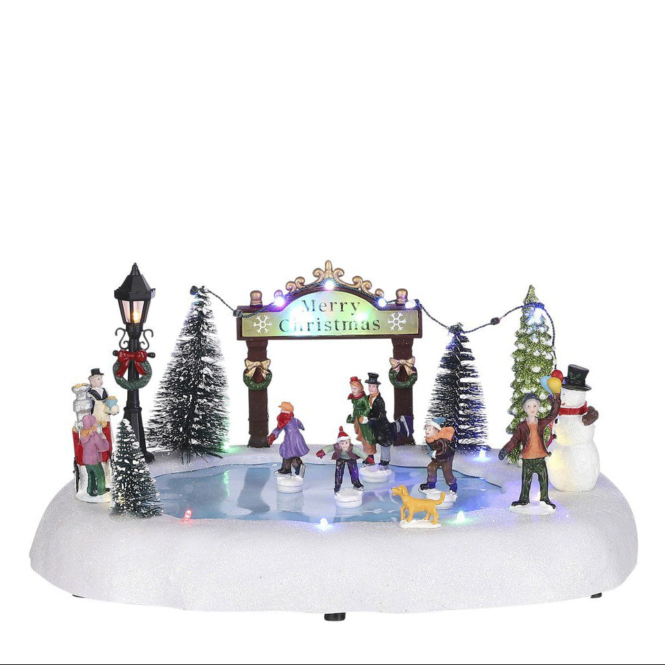 Kerstdorp tafereel, schaatsers op bevroren vijver, 32 × 25 × 15 cm