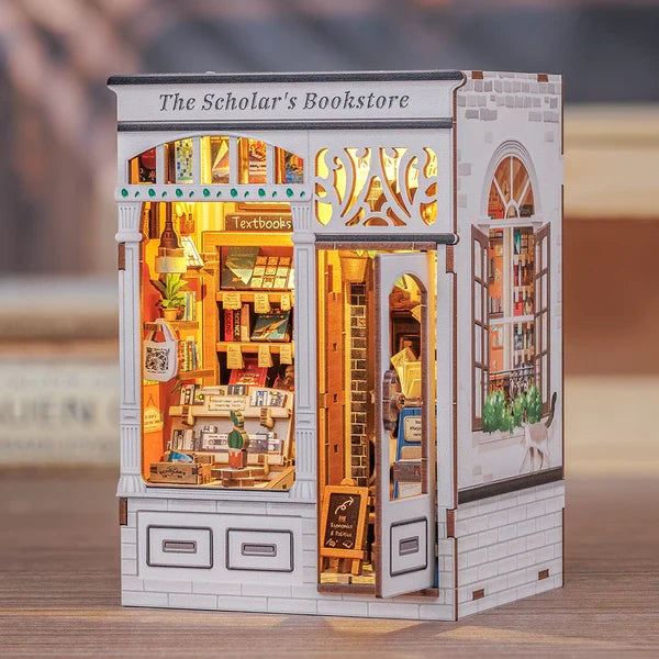The Scholar's Bookstore book nook, 12,5 × 10 × 17 cm