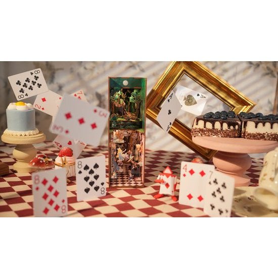DIY book nook Alice in Wonderland bookend, 24,5 cm