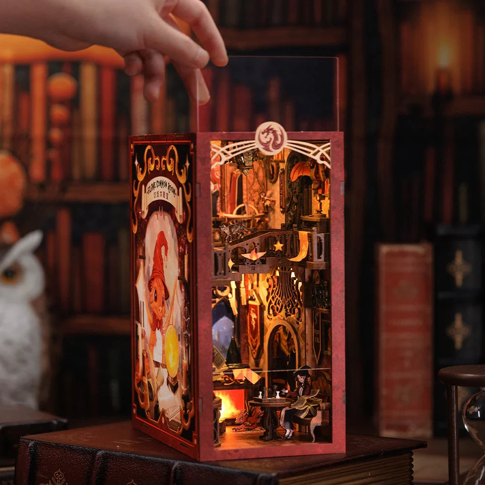Flame Common Room book nook, 18 × 11 × 23 cm