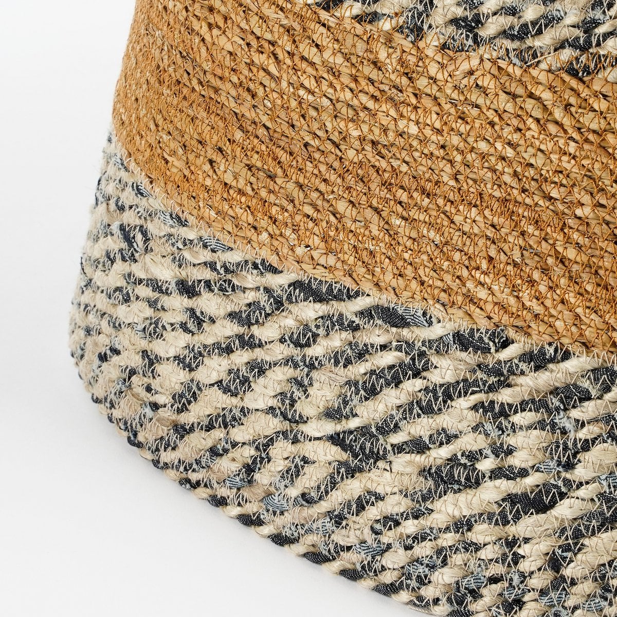 Kerstboomrok van zeegras met blauwe accenten, H26 × Ø58 cm