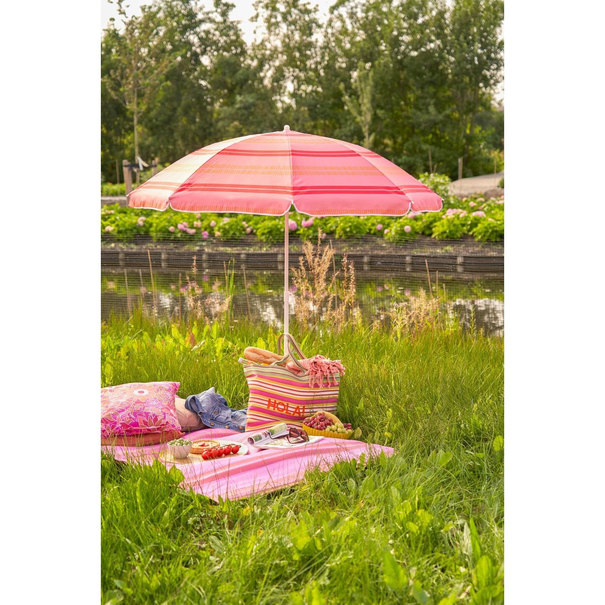 Lichtroze gestreepte strandparasol Ø160 cm