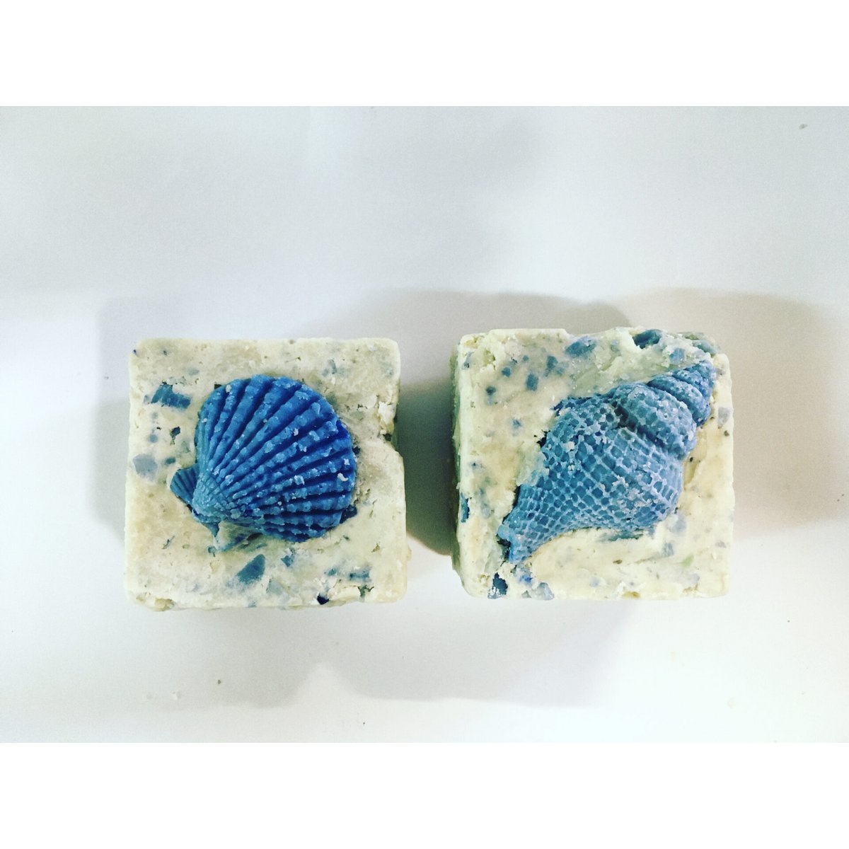 Marika olijfoliezeep wit blauw met schelp – decoratieve zeep