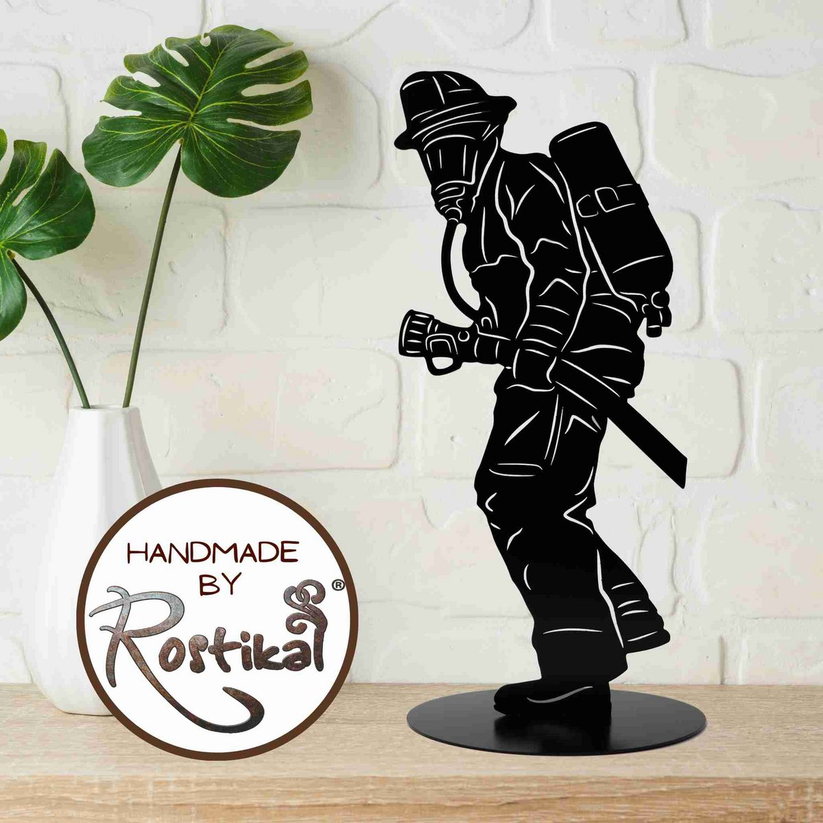 Brandweerman figuur metalen tuindecoratie matzwart, 20 of 40 cm