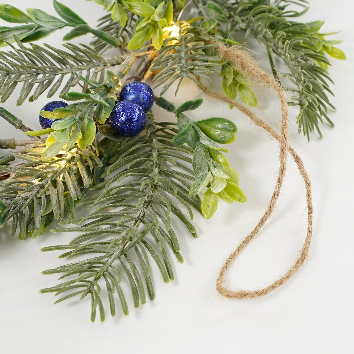 Kerstkrans met LED-verlichting, dennenappels en blauwe besjes, 42 cm