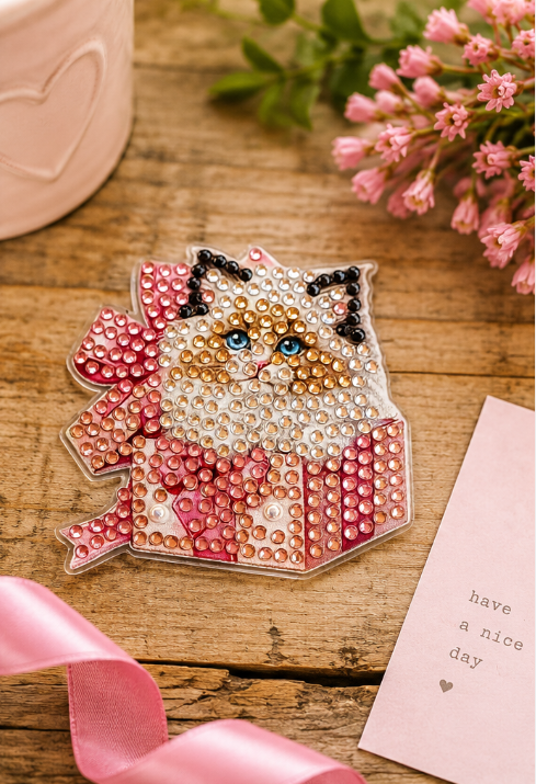 Kat in cadeau diamond painting koelkast-/decoratiemagneet, 7 x 7 cm