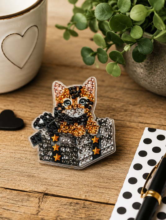 Kat in cadeau diamond painting koelkast-/decoratiemagneet, zwart, 6,5 x 7,5 cm