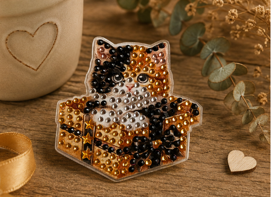 Kat in cadeau diamond painting koelkast-/decoratiemagneet, goud, 7 x 7,5 cm
