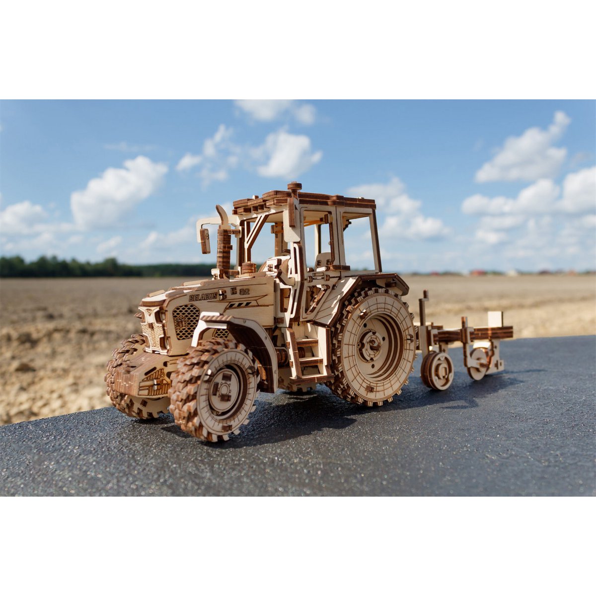 3D Mechanische Houten Puzzel Tractor Belarus 82.3 met Ploeg – 325 Stukjes