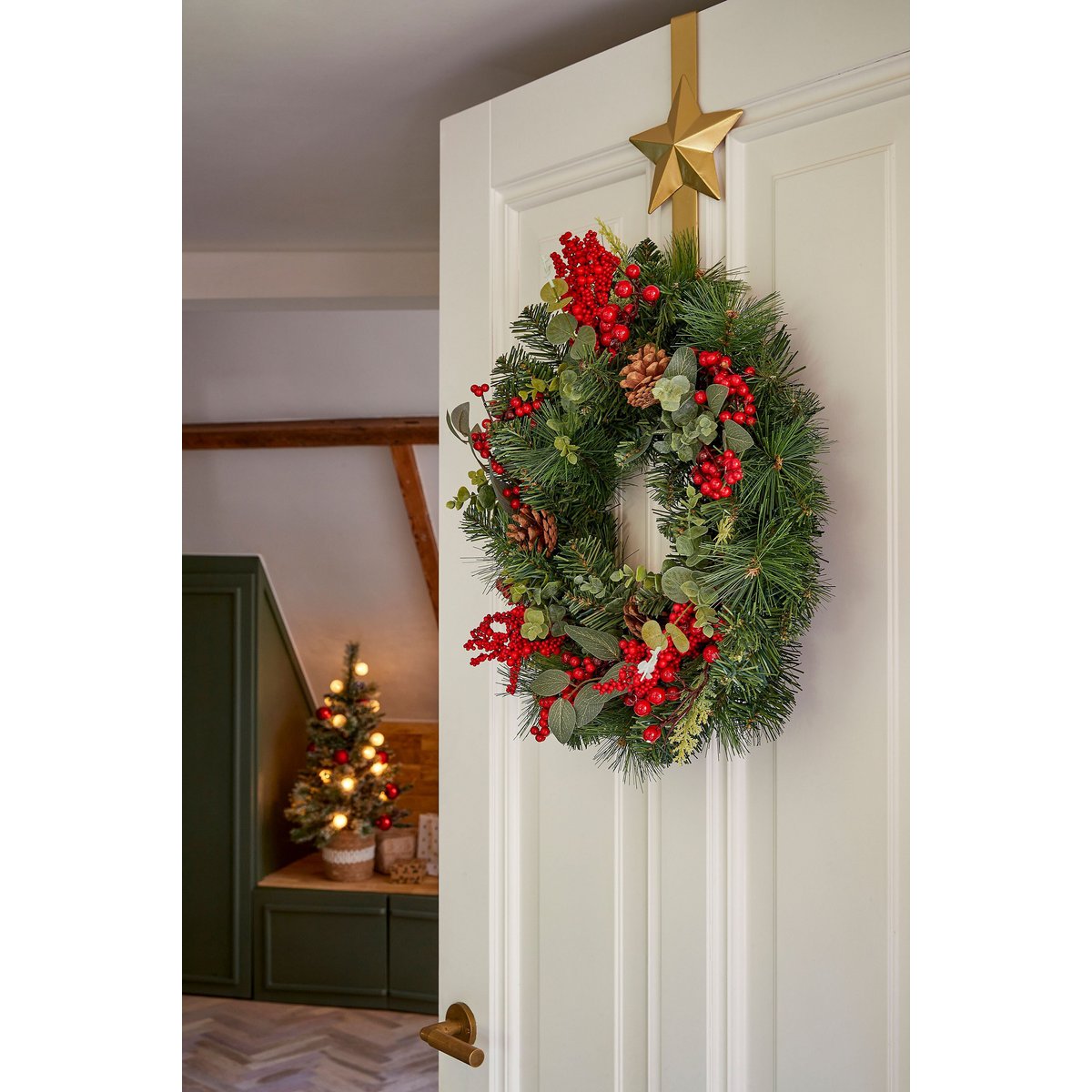 Kerstkrans Harvey met rode bessen en dennenappels, Ø 40 cm