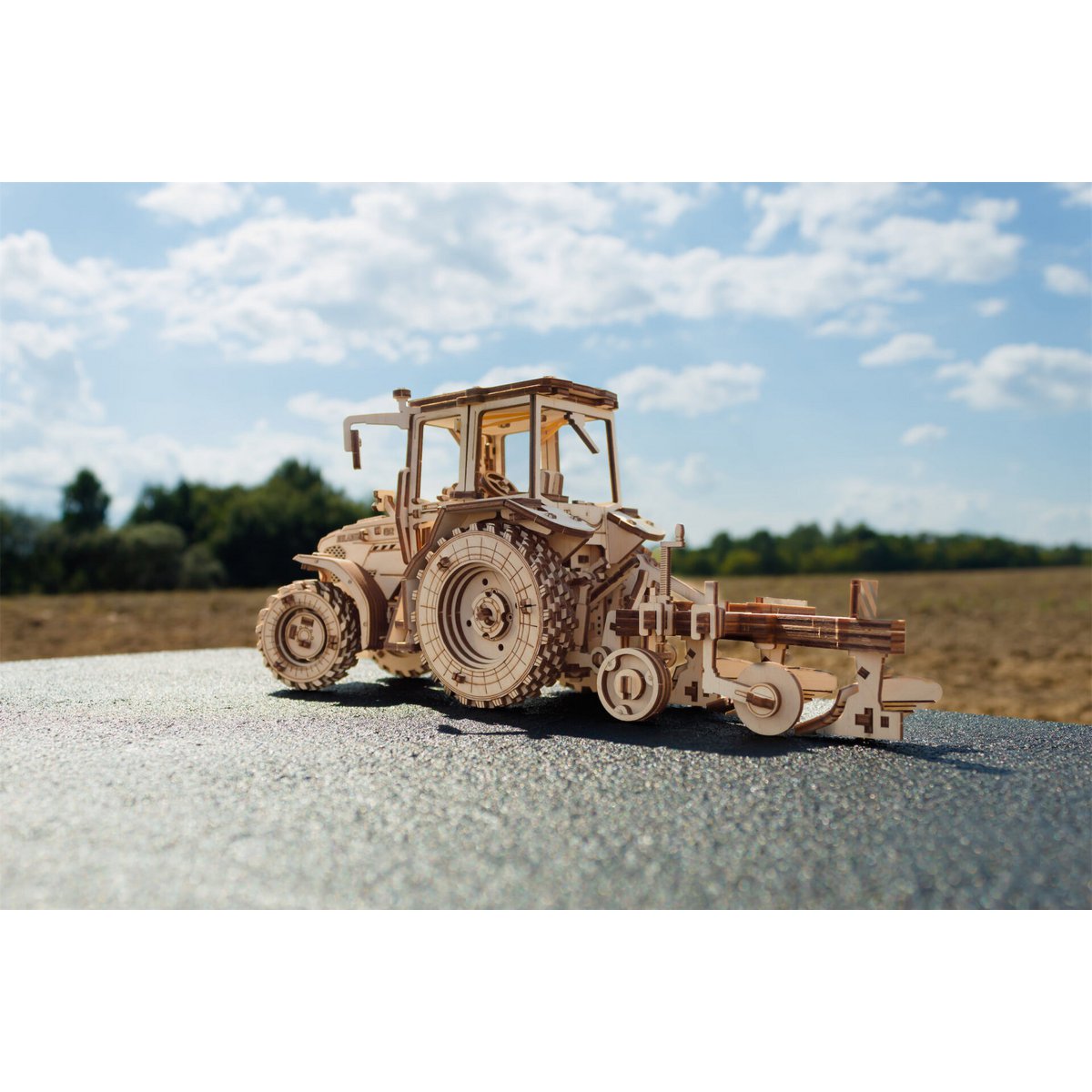 3D Mechanische Houten Puzzel Tractor Belarus 82.3 met Ploeg – 325 Stukjes