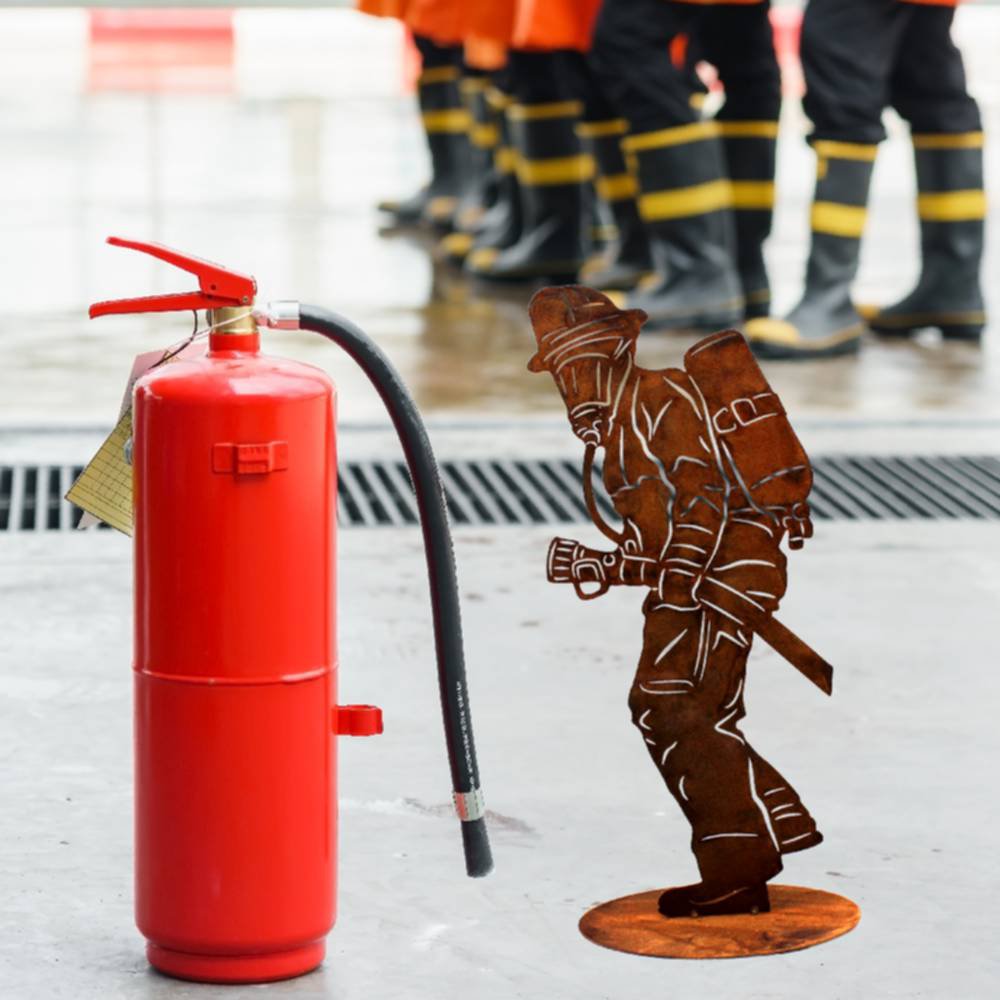 Roestmetalen brandweerman op vloerplaat, in 2 maten