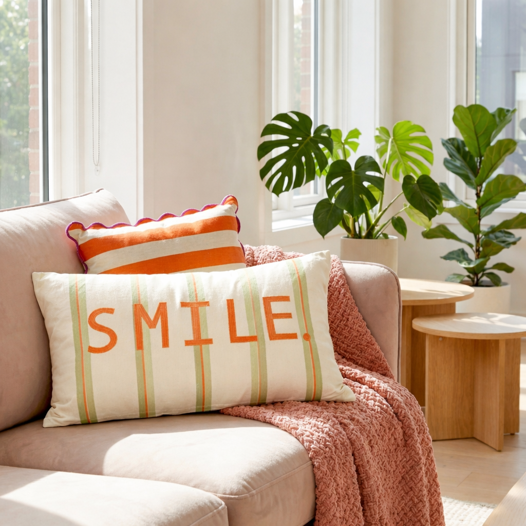 Sierkussen met tekst smile, 55 x 35 cm