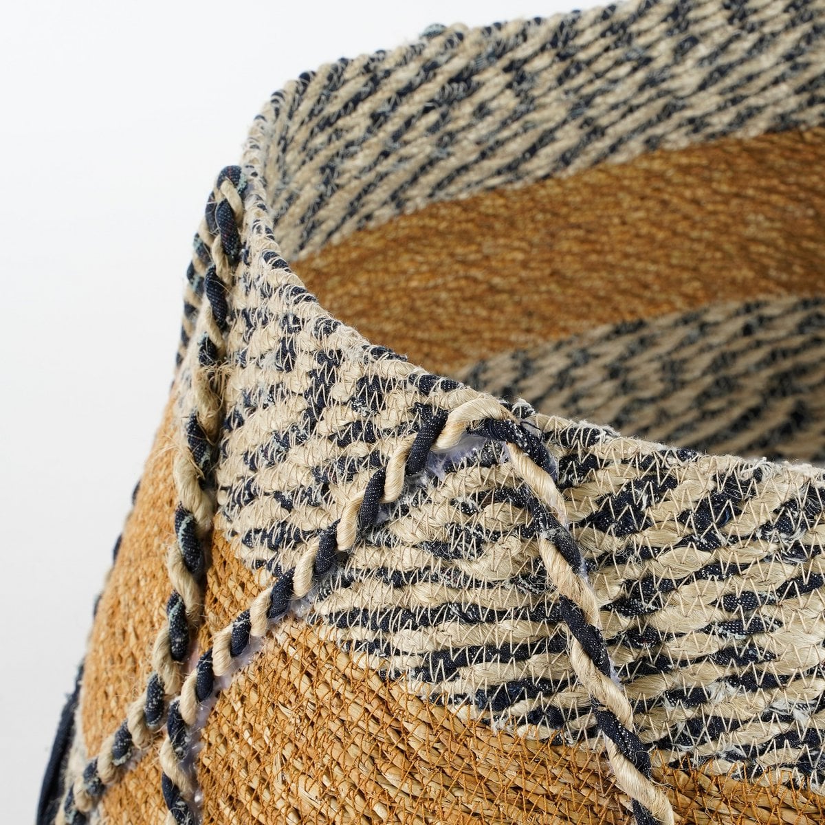 Kerstboomrok van zeegras met blauwe accenten, H26 × Ø 50 cm