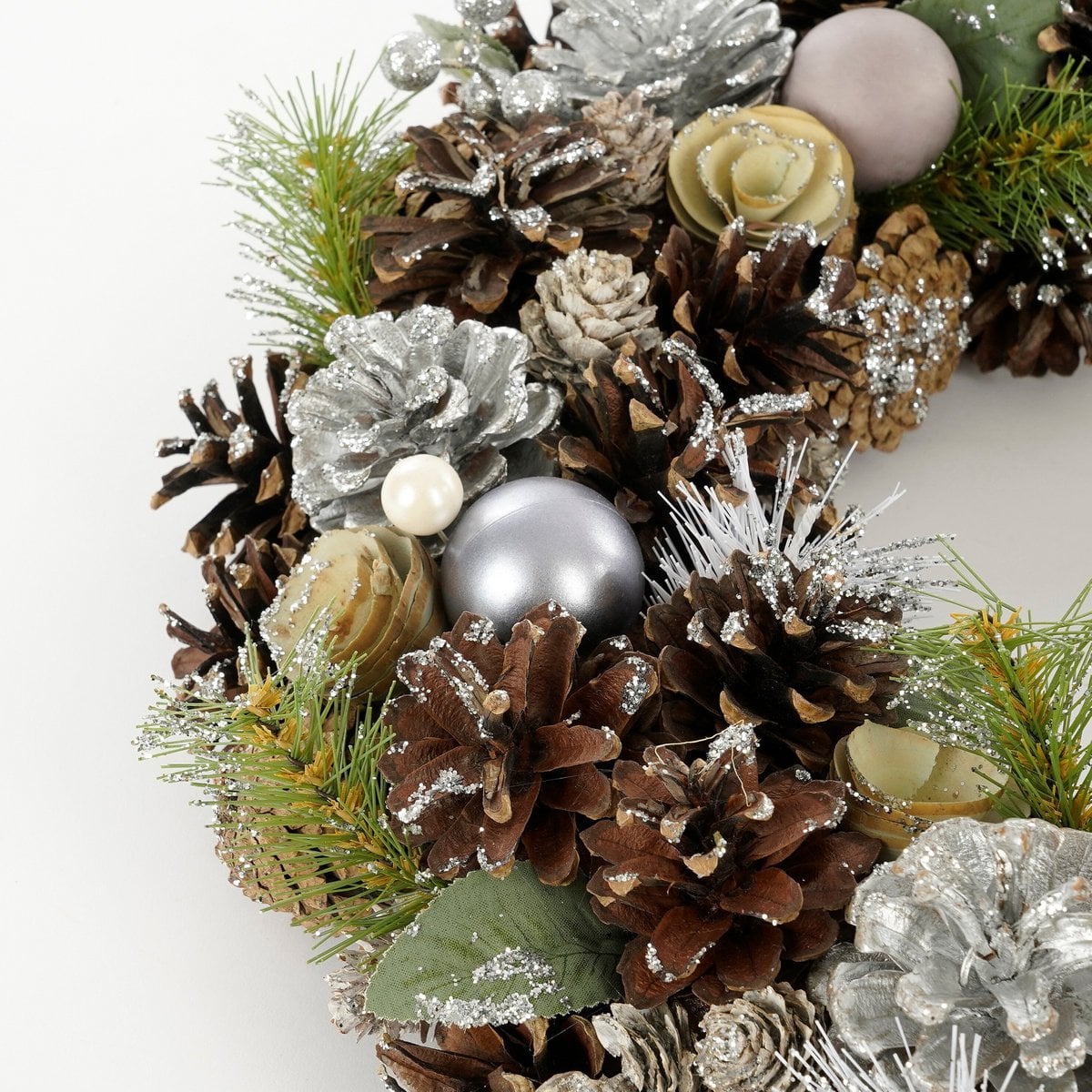 Kerstkrans met dennenappels en perzikkleurige decoratie, 50 cm