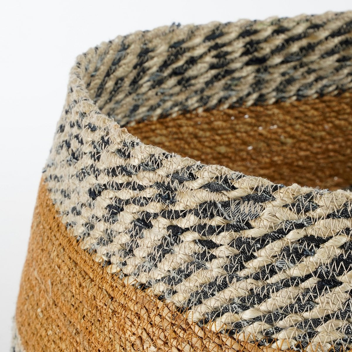 Kerstboomrok van zeegras met blauwe accenten, H26 × Ø58 cm