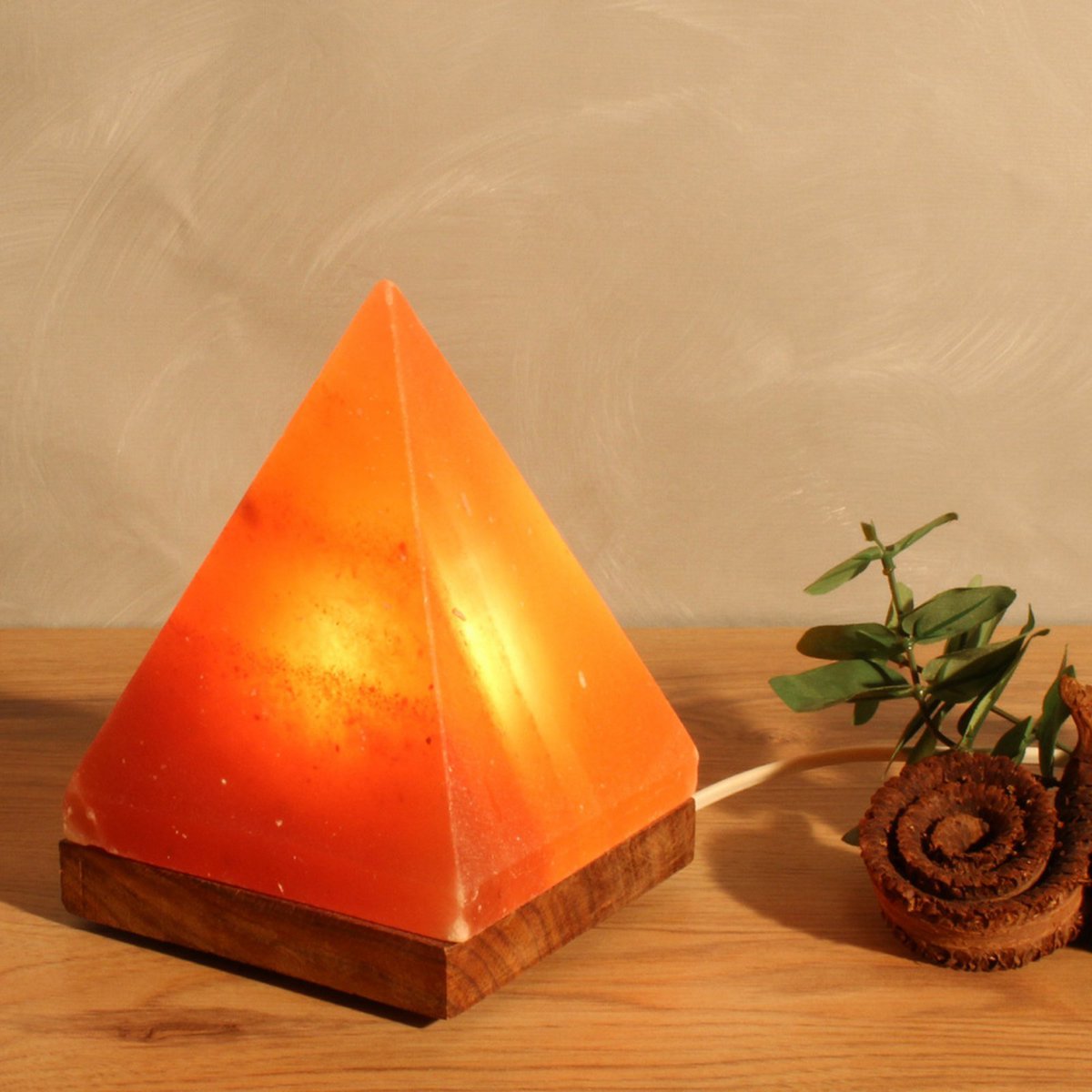 Salt Dreams piramide zoutlamp met houten voet 17,5 cm