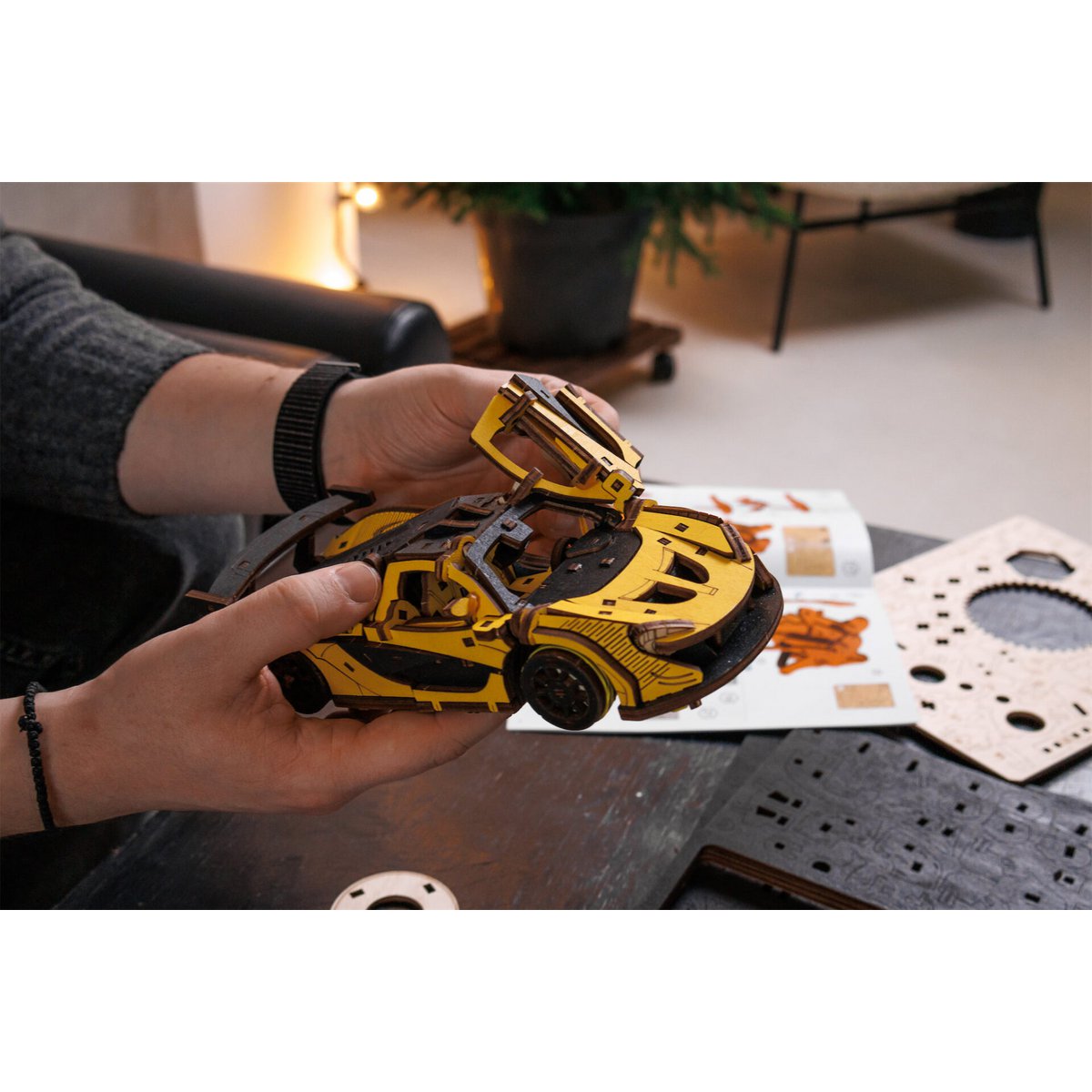 DIY houten mechanische puzzel raceauto geel, 21 x 9,5 x 5,7 cm