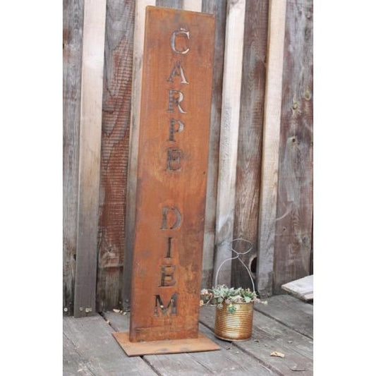 Carpe Diem standaard met roestpatina, metalen spreukbord