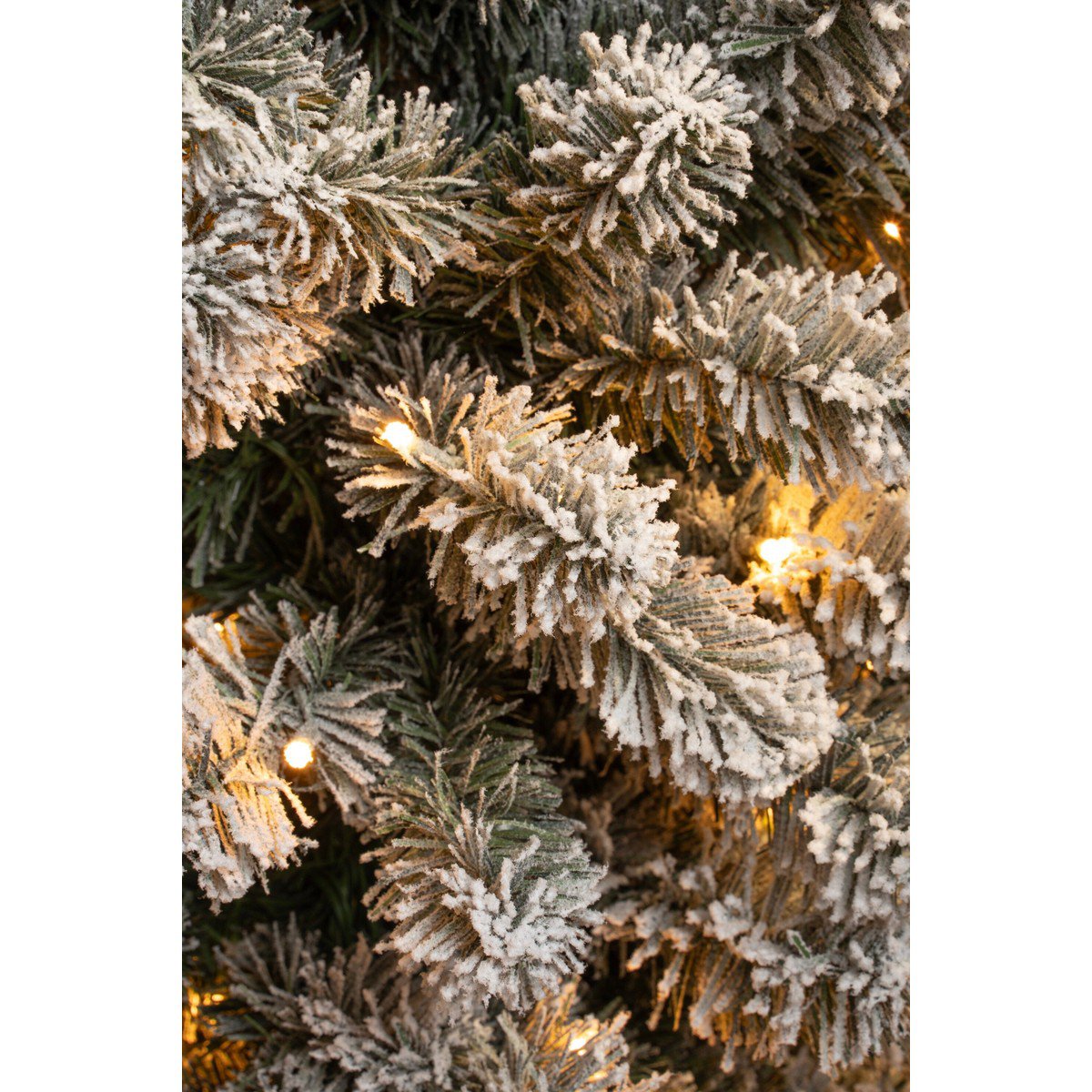 Kunstkerstboom verlicht Charlton Groen