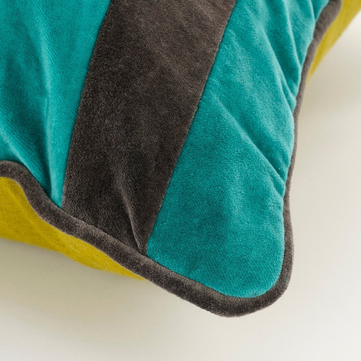 Sierkussen Clair, groen met strepen, 55 × 35 cm
