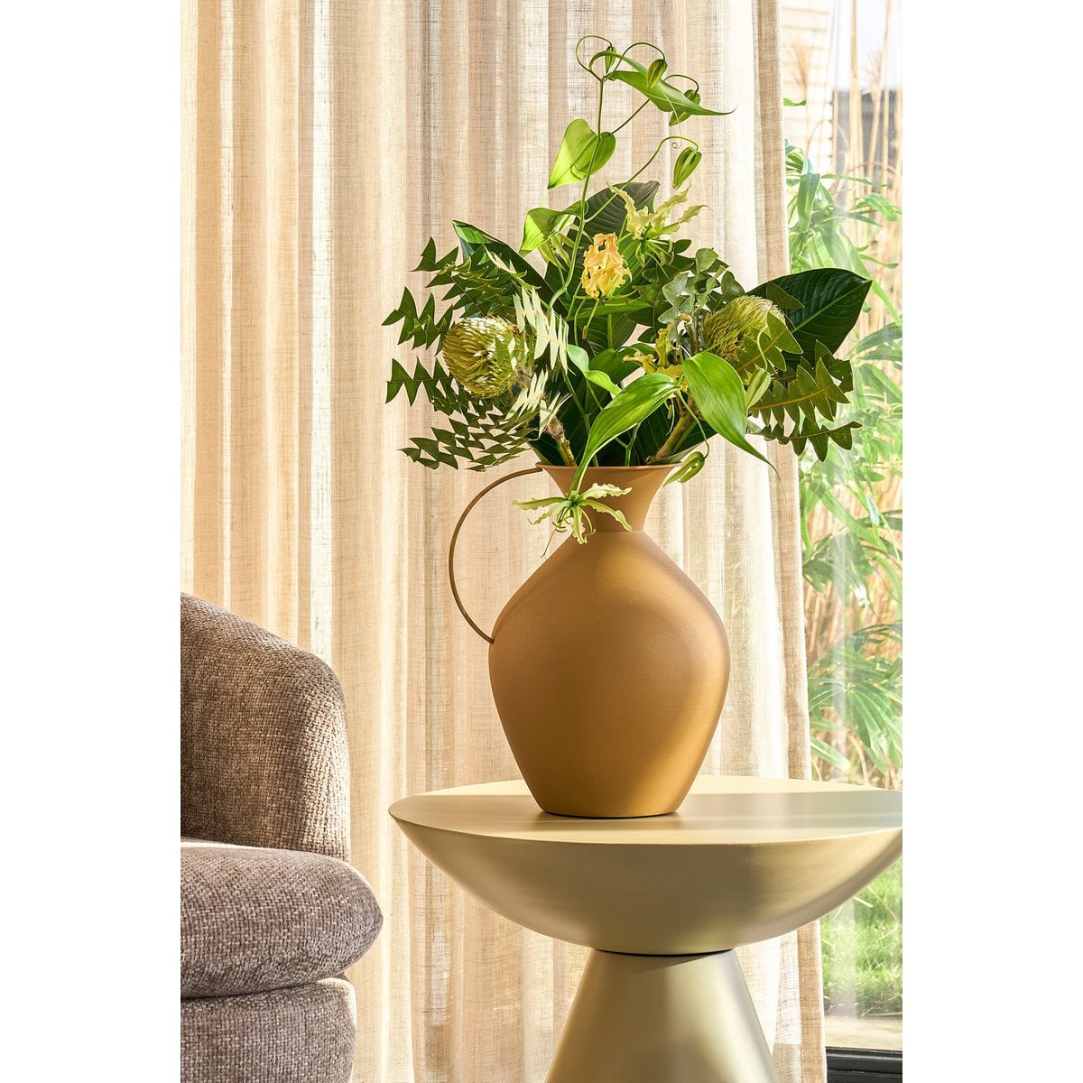 Mica Decorations Gyge Vaas – Metaal Okergeel (L30 x B24 x H37 cm)