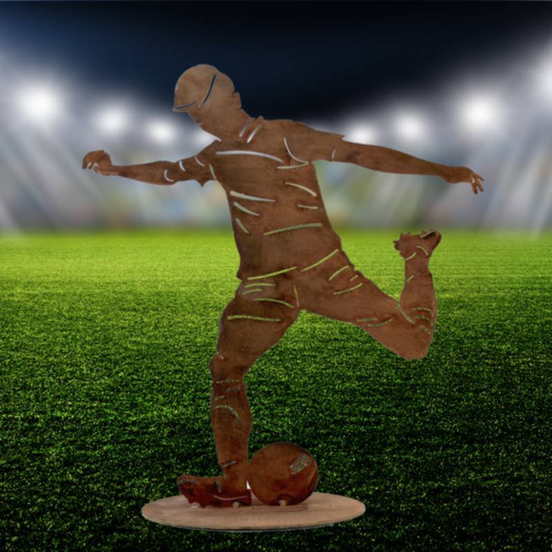 Roestmetalen voetballer met bal, 40 cm